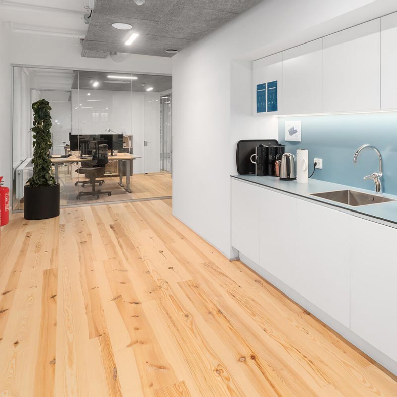 Pommersk fyr plankegulv på kontor Pommersk fyr plankegulv på kontor